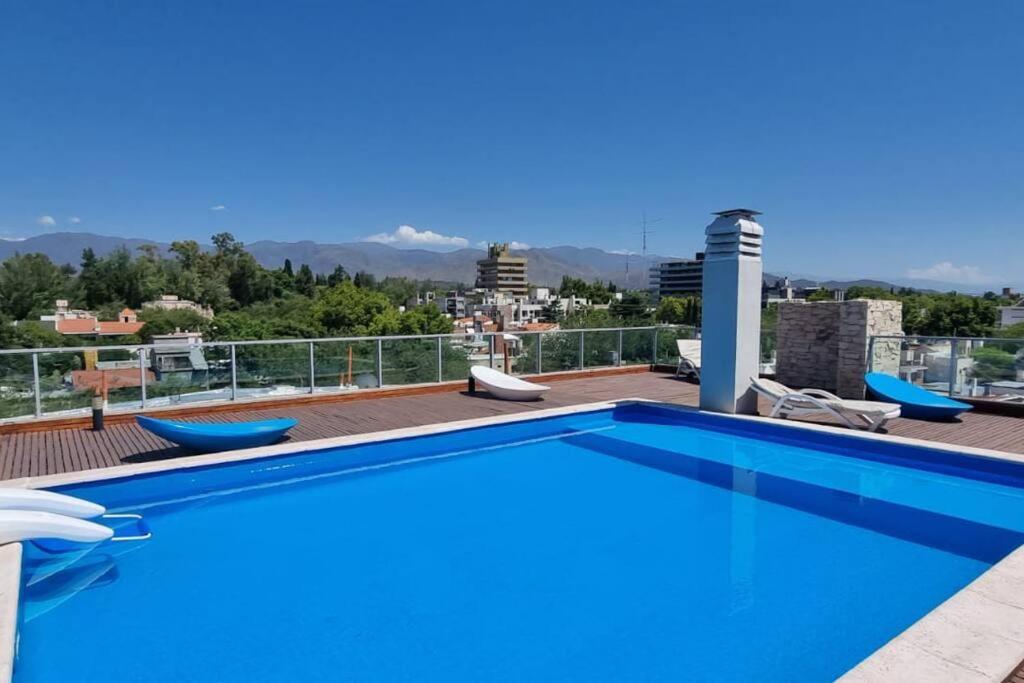 Pileta con vistas panorámicas, seguridad y cochera