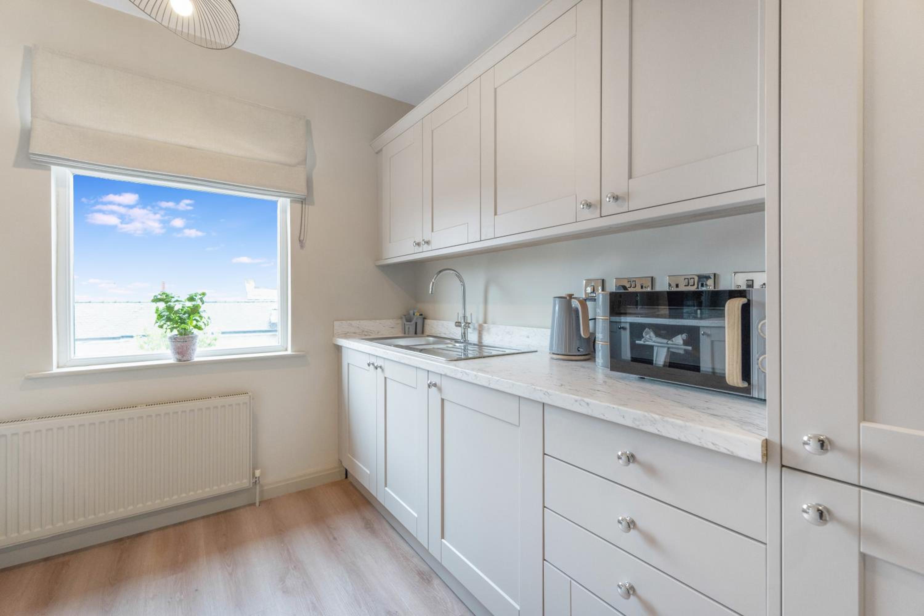 Luxury 3 Bed Apartment in Darlington City Centre by Stay With Us, Ideal for Families & Large Groups, FREE WIFI! view 3