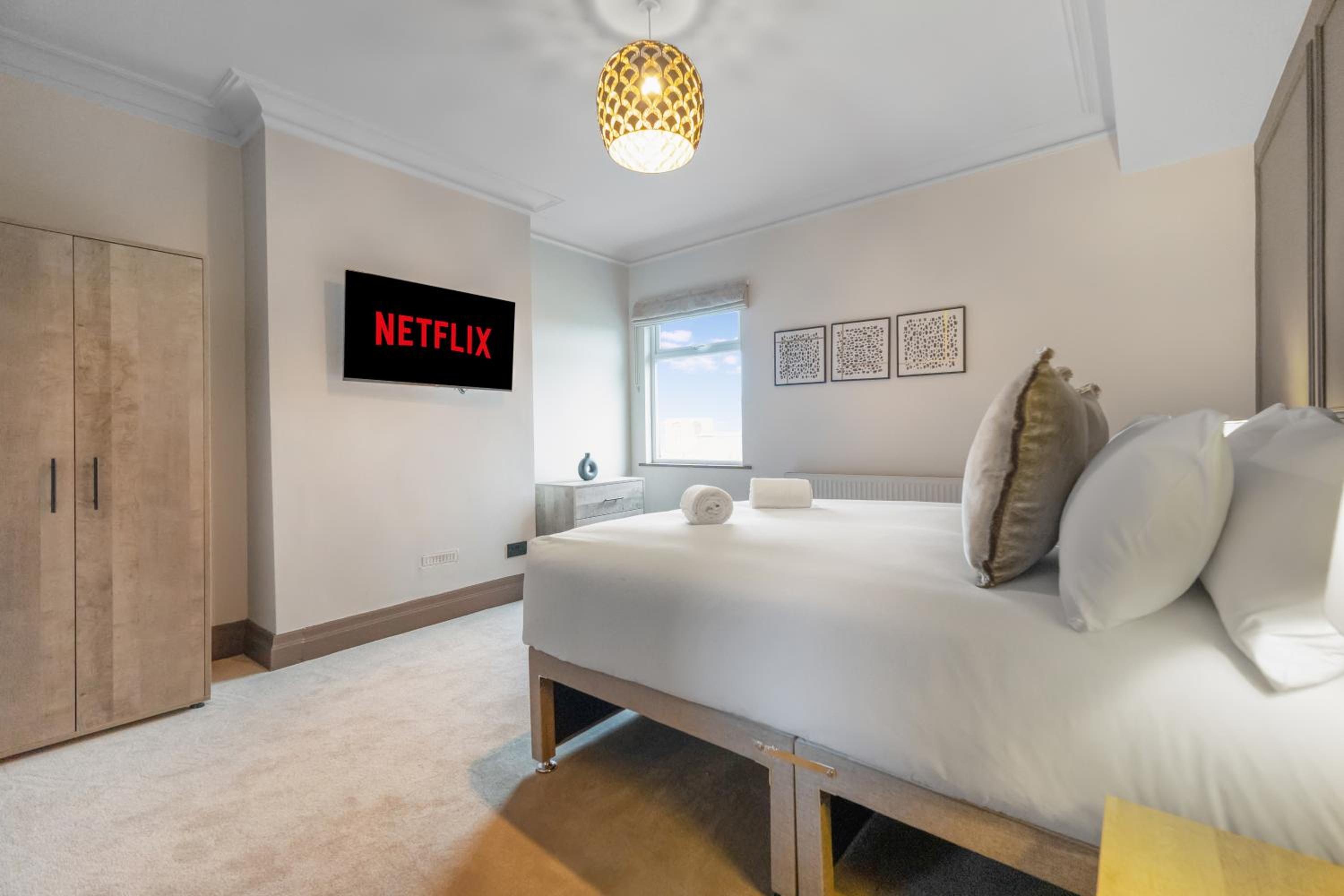 Luxury 3 Bed Apartment in Darlington City Centre by Stay With Us, Ideal for Families & Large Groups, FREE WIFI! view 4
