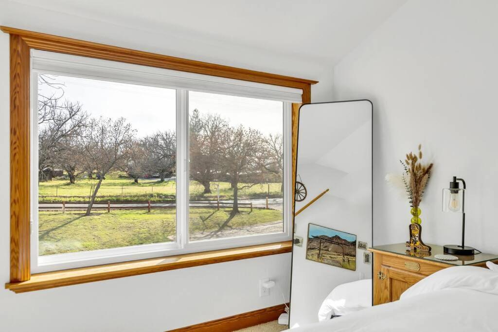 Lakeside Vineyard Retreat - Deaver's Winery view 2