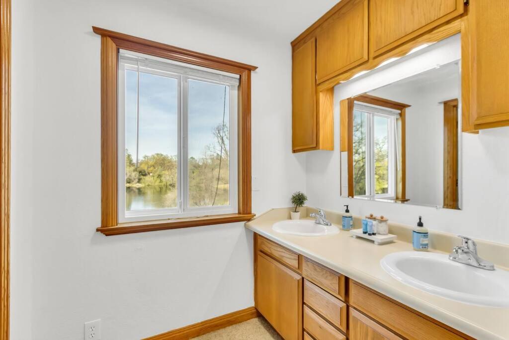 Lakeside Vineyard Retreat - Deaver's Winery view 4