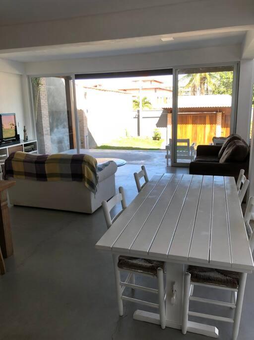 Casa maravilhosa a 2 quadras da praia - 5 suites