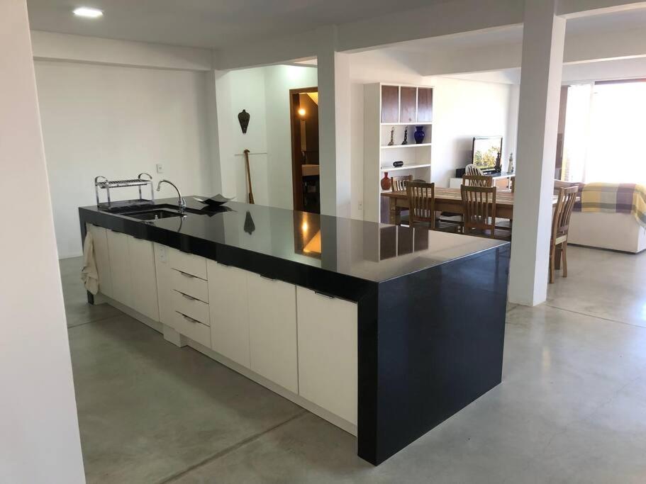 Casa maravilhosa a 2 quadras da praia - 5 suites