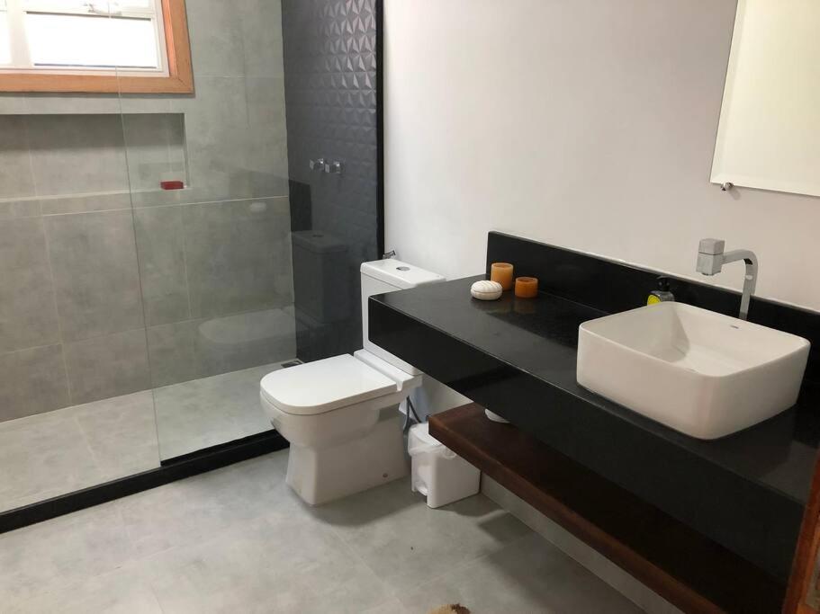Casa maravilhosa a 2 quadras da praia - 5 suites