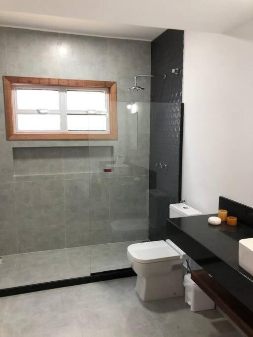 Casa maravilhosa a 2 quadras da praia - 5 suites
