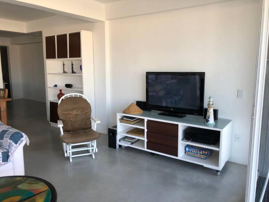 Casa maravilhosa a 2 quadras da praia - 5 suites