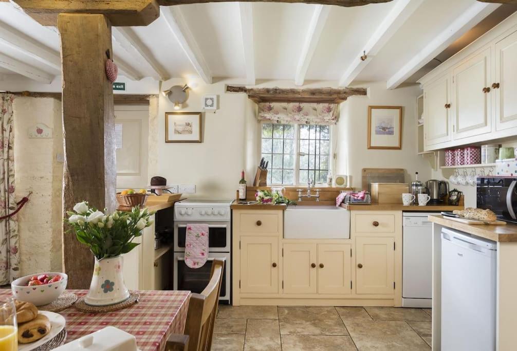 Slatters Cottage - 17th Century Cotswolds Cottage view 4