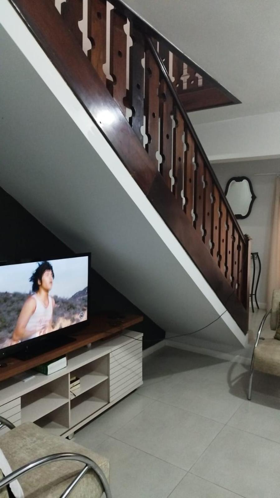 Casa de 2 Pavimentos Inteira com garagem