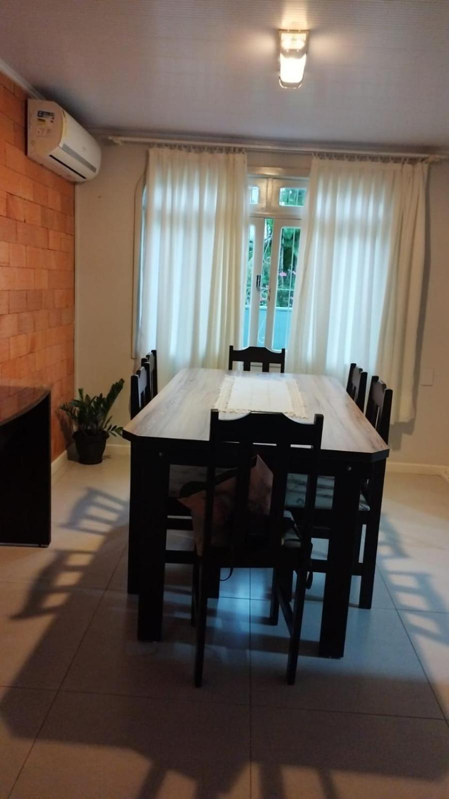 Casa de 2 Pavimentos Inteira com garagem