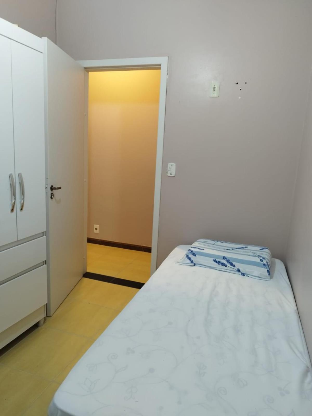 Casa de 2 Pavimentos Inteira com garagem