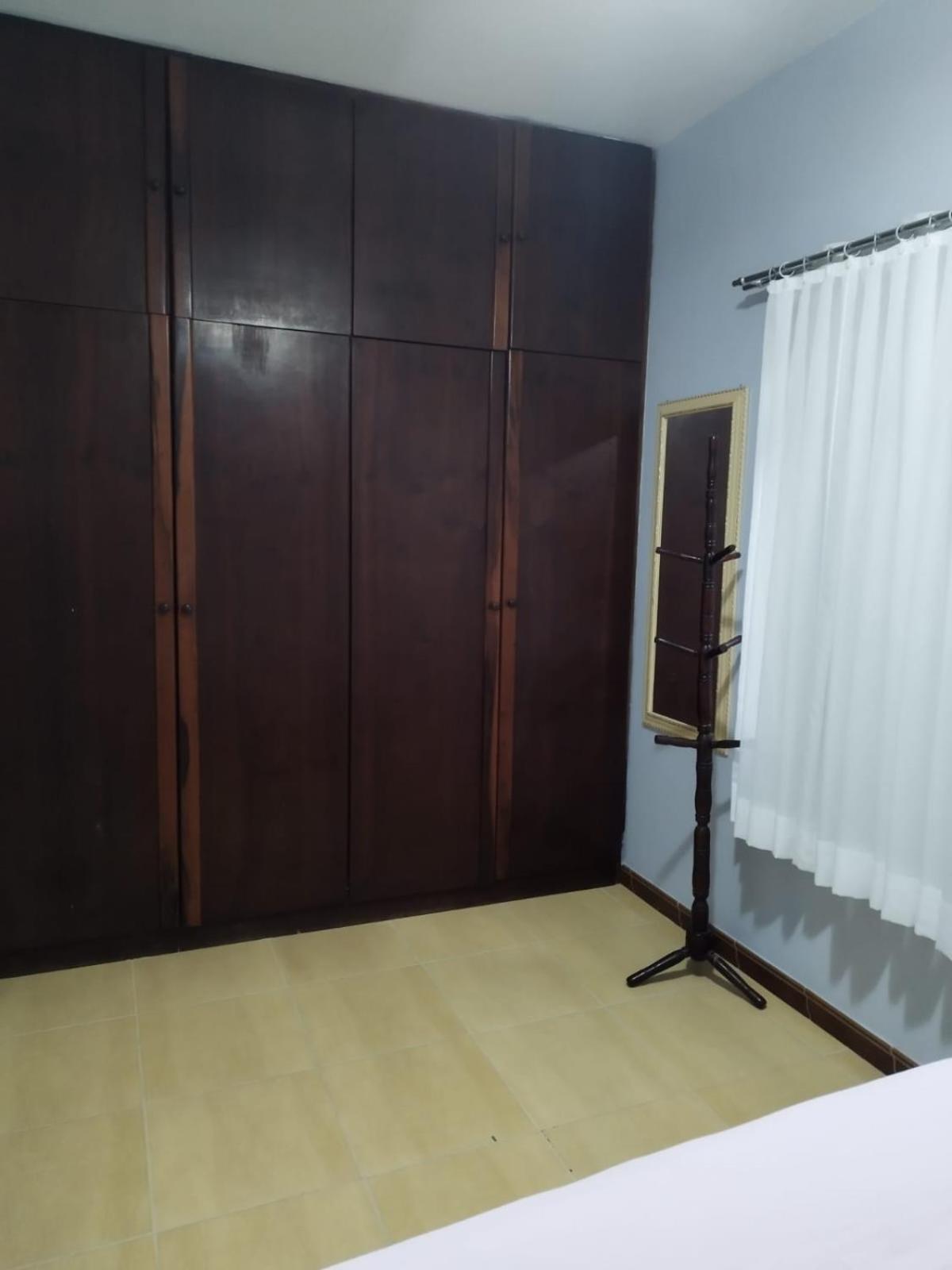Casa de 2 Pavimentos Inteira com garagem