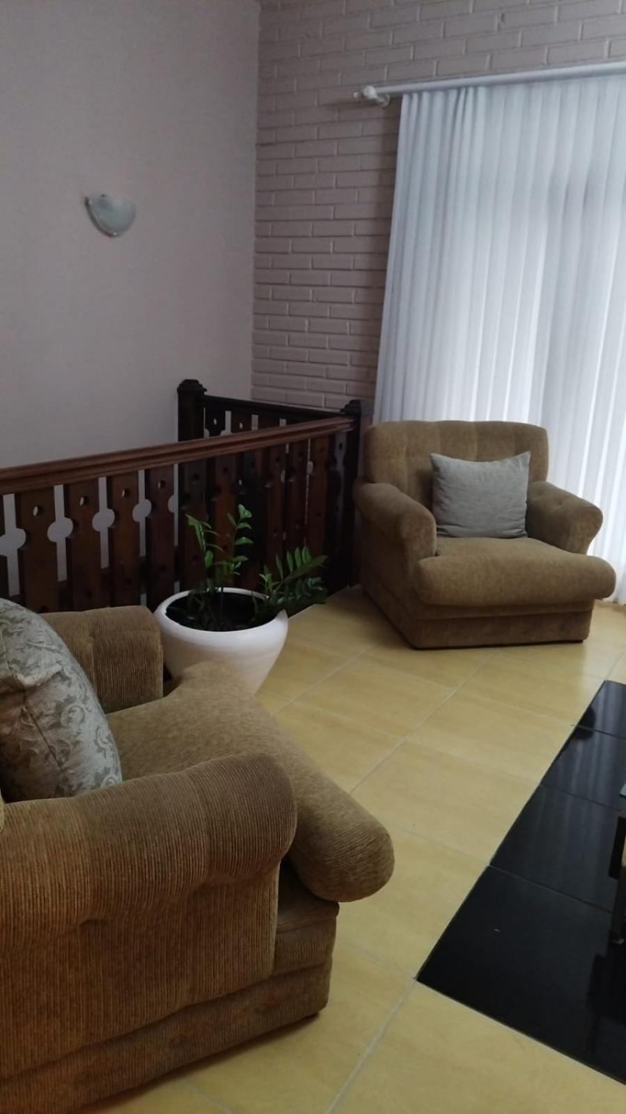 Casa de 2 Pavimentos Inteira com garagem