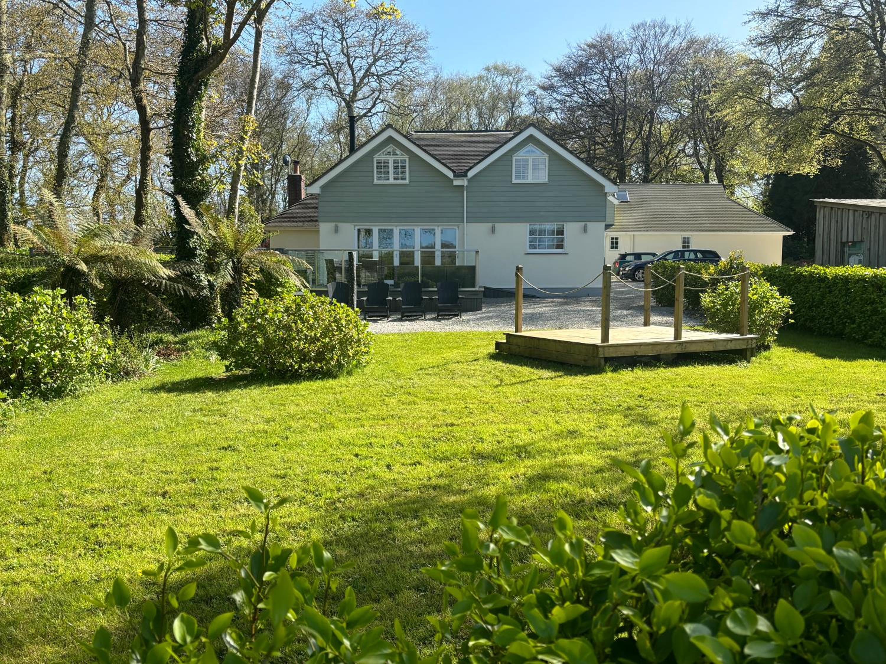 Luxury retreat with hot tub & wood burner - Mylor