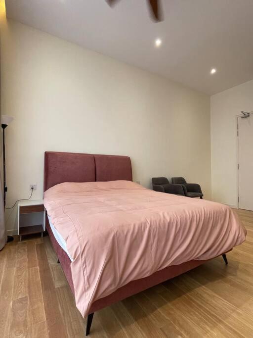 Perfect fully furnished loft for ladies or couples