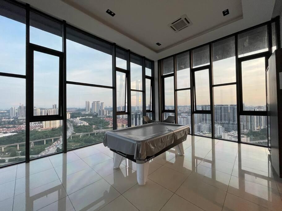 Perfect fully furnished loft for ladies or couples