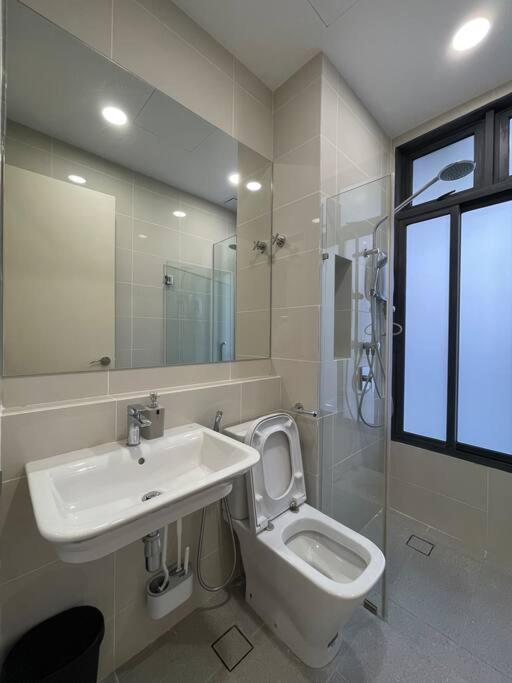 Perfect fully furnished loft for ladies or couples