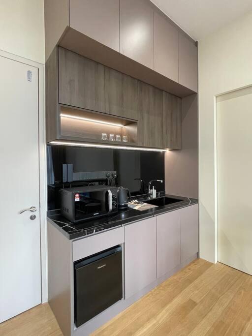 Perfect fully furnished loft for ladies or couples