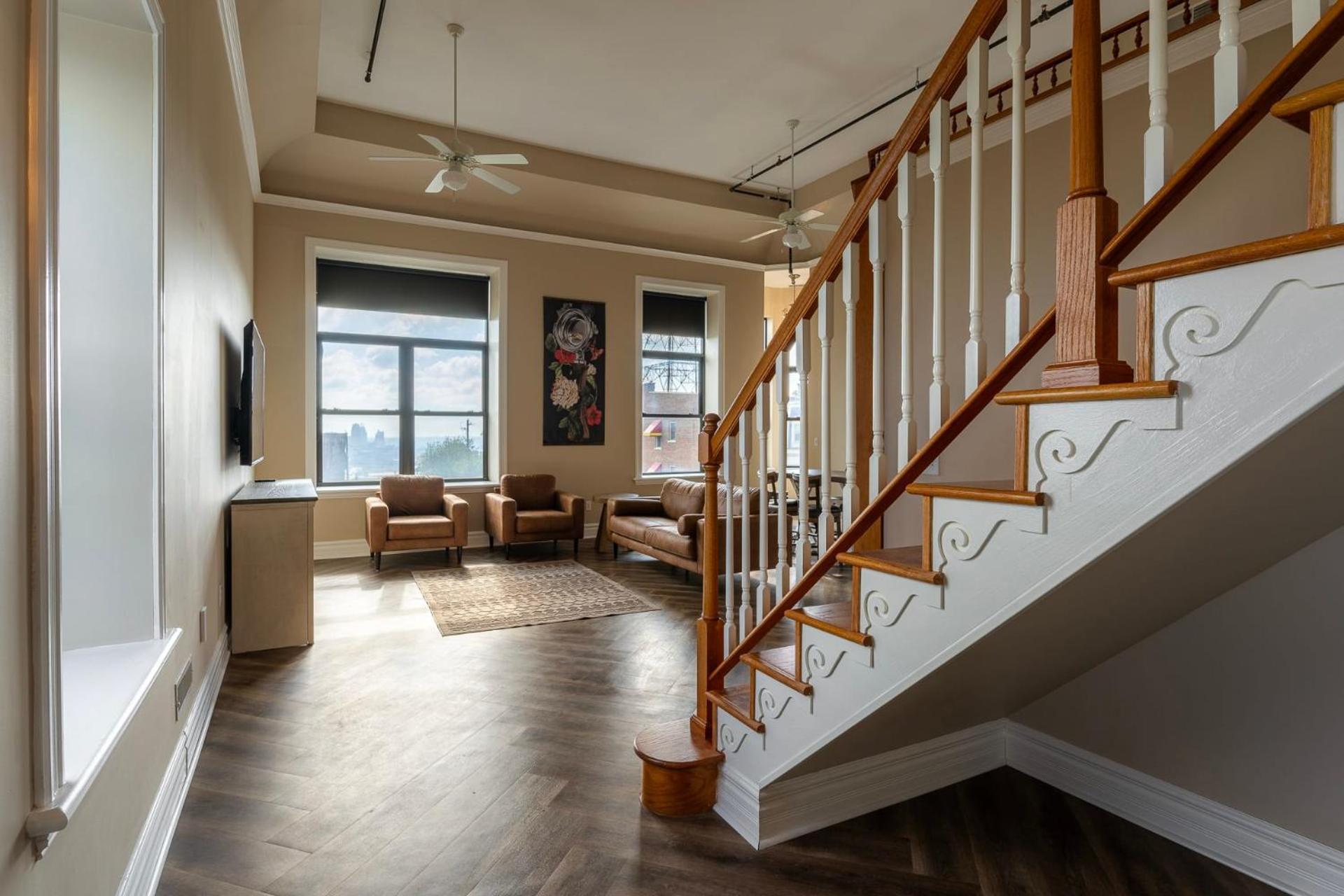 Above Coffee Shop, Cincy Hilltop Apt, City Views! view 4