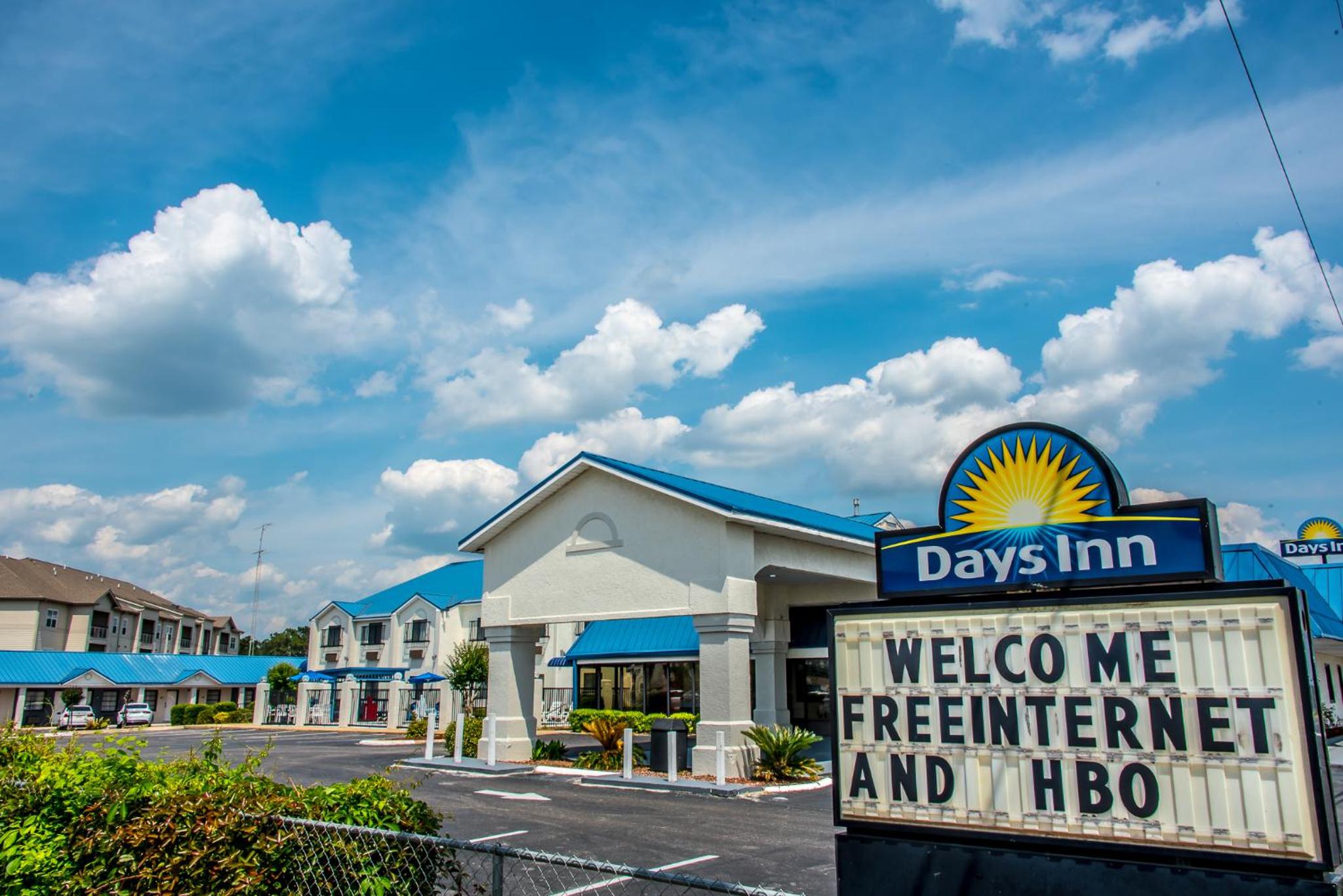 Days Inn by Wyndham Troy view 2