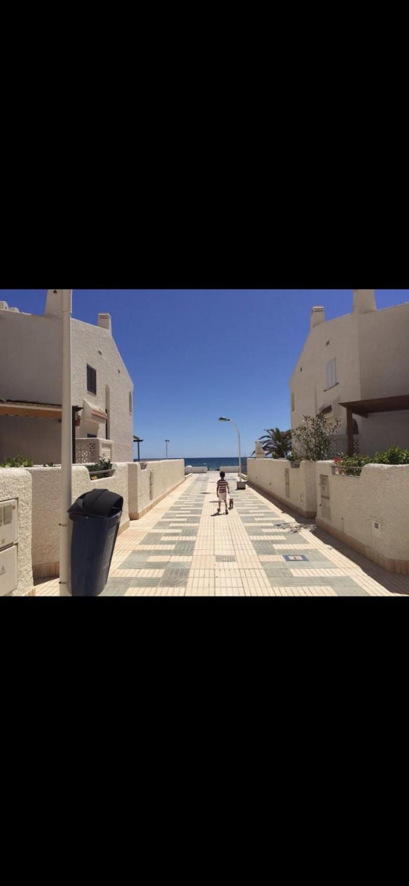 Chalet pareado frente al mar