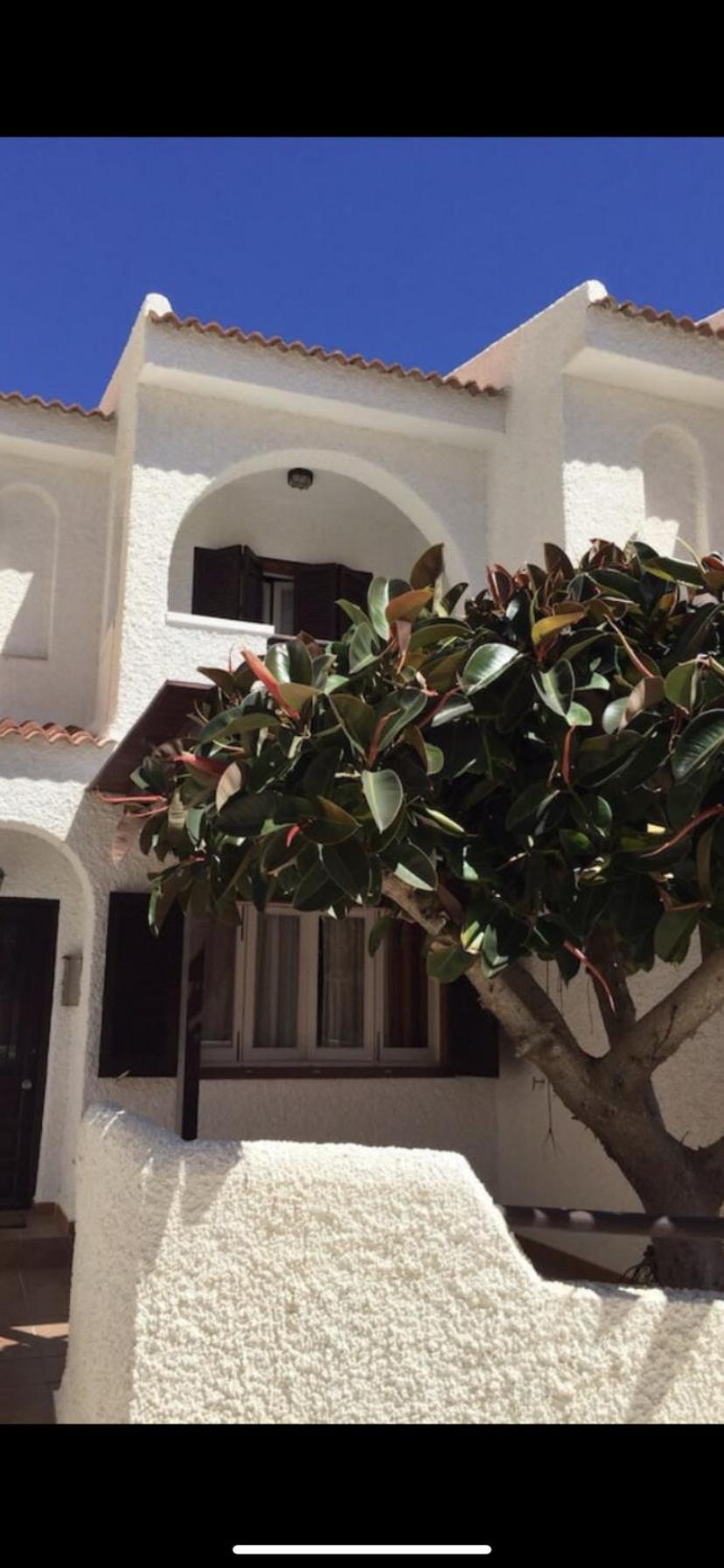 Chalet pareado frente al mar