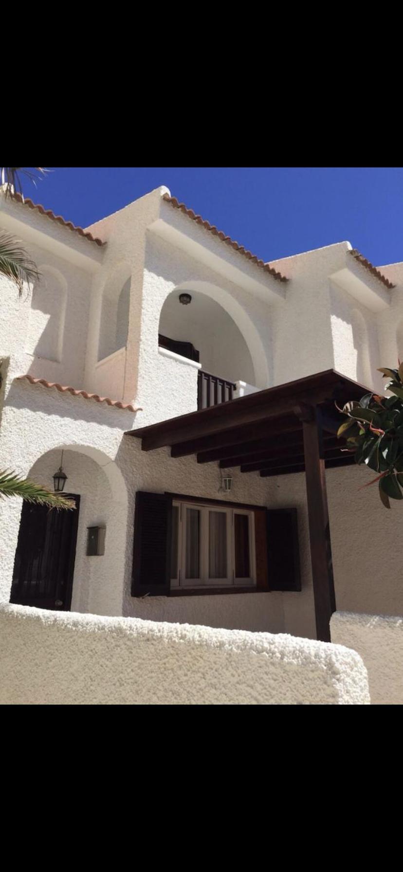Chalet pareado frente al mar