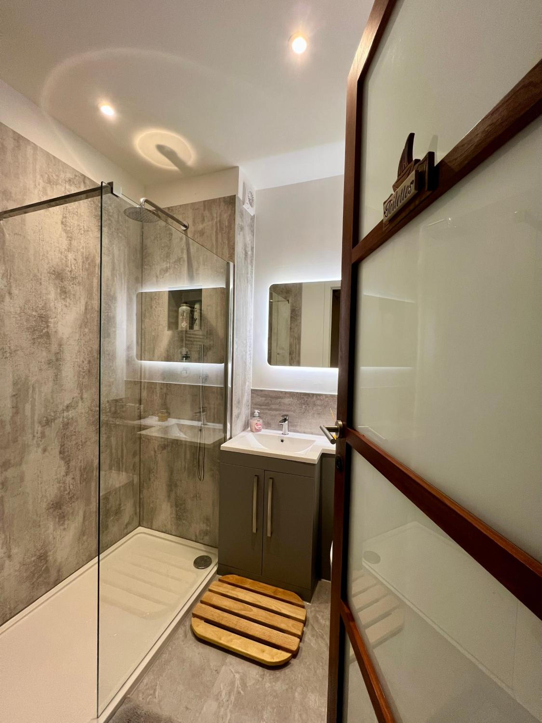 Stunning Victorian Mansion Apartment - Hosted by StaySejour