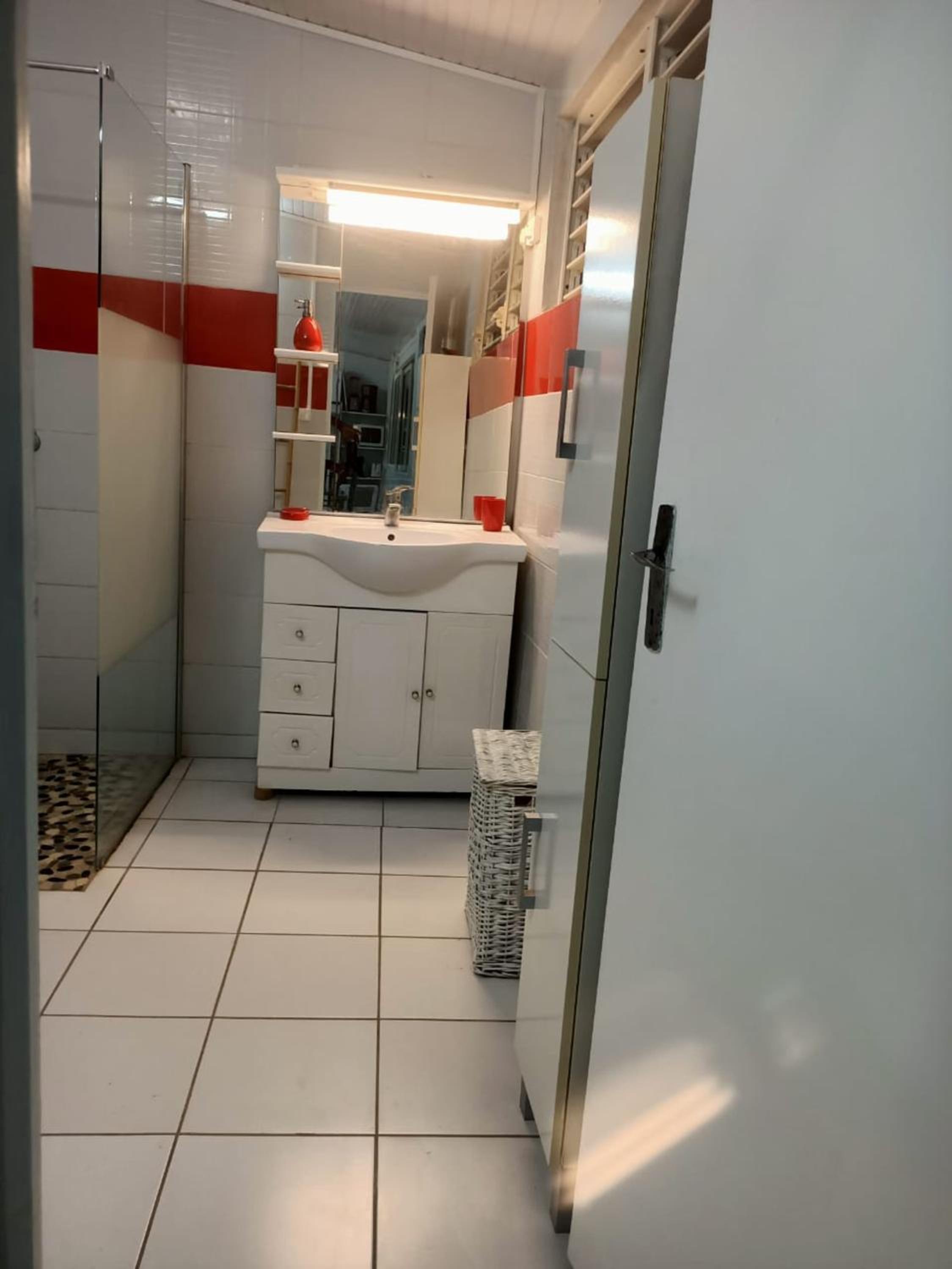 Appartement spacieux à Sainte-Anne avec piscine partagée. view 5