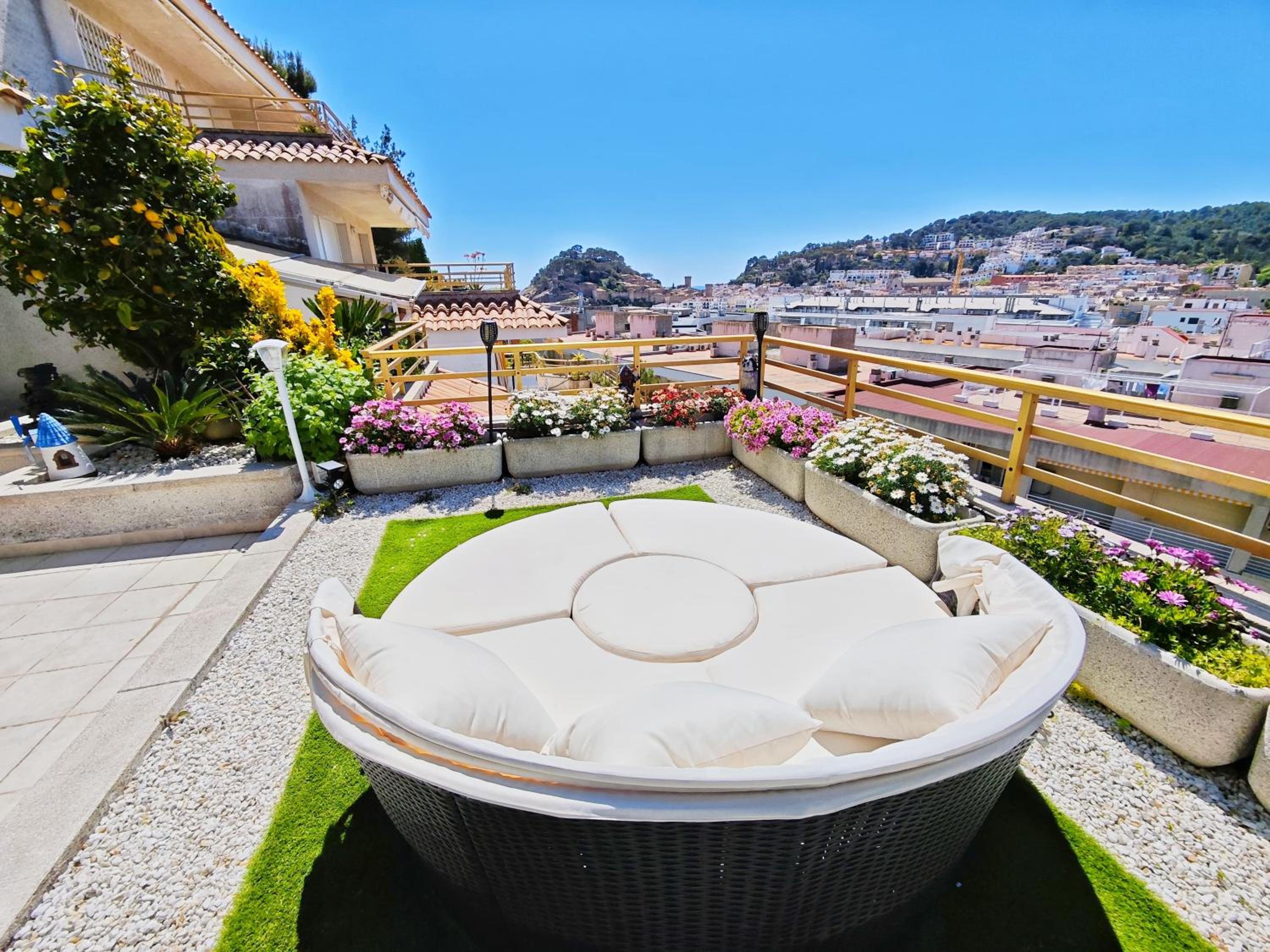 Hotel Apartment Luna Tossa De Mar 5mins walking to the beach with sea and castle view big terrace - Image 1