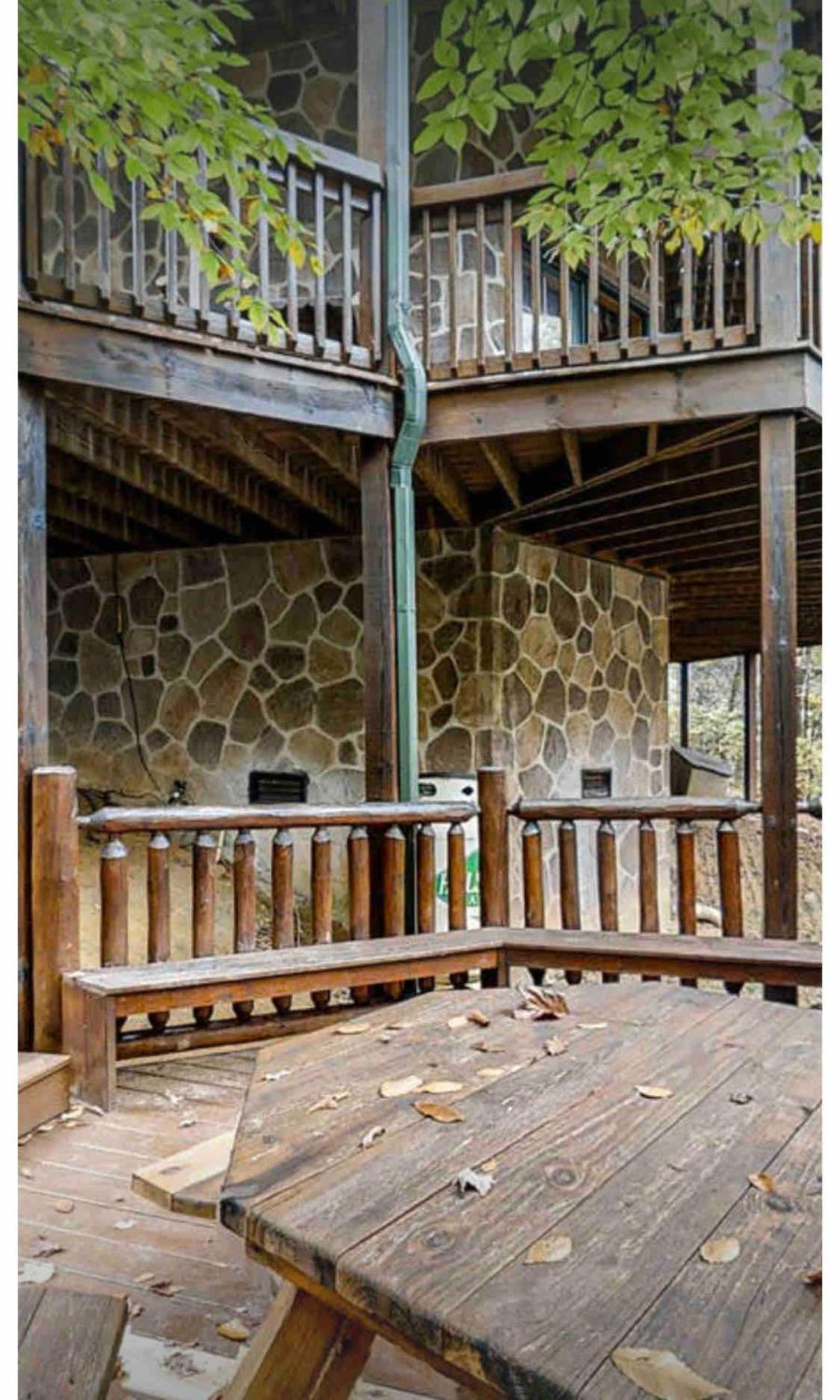 Beautiful 6 bdr cabin with hot tub in the Smokies! view 3