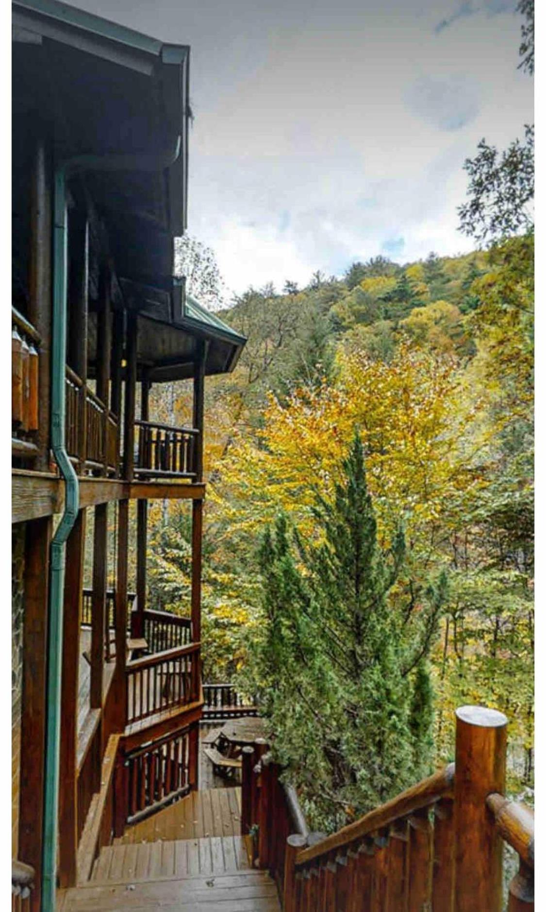 Beautiful 6 bdr cabin with hot tub in the Smokies! view 5