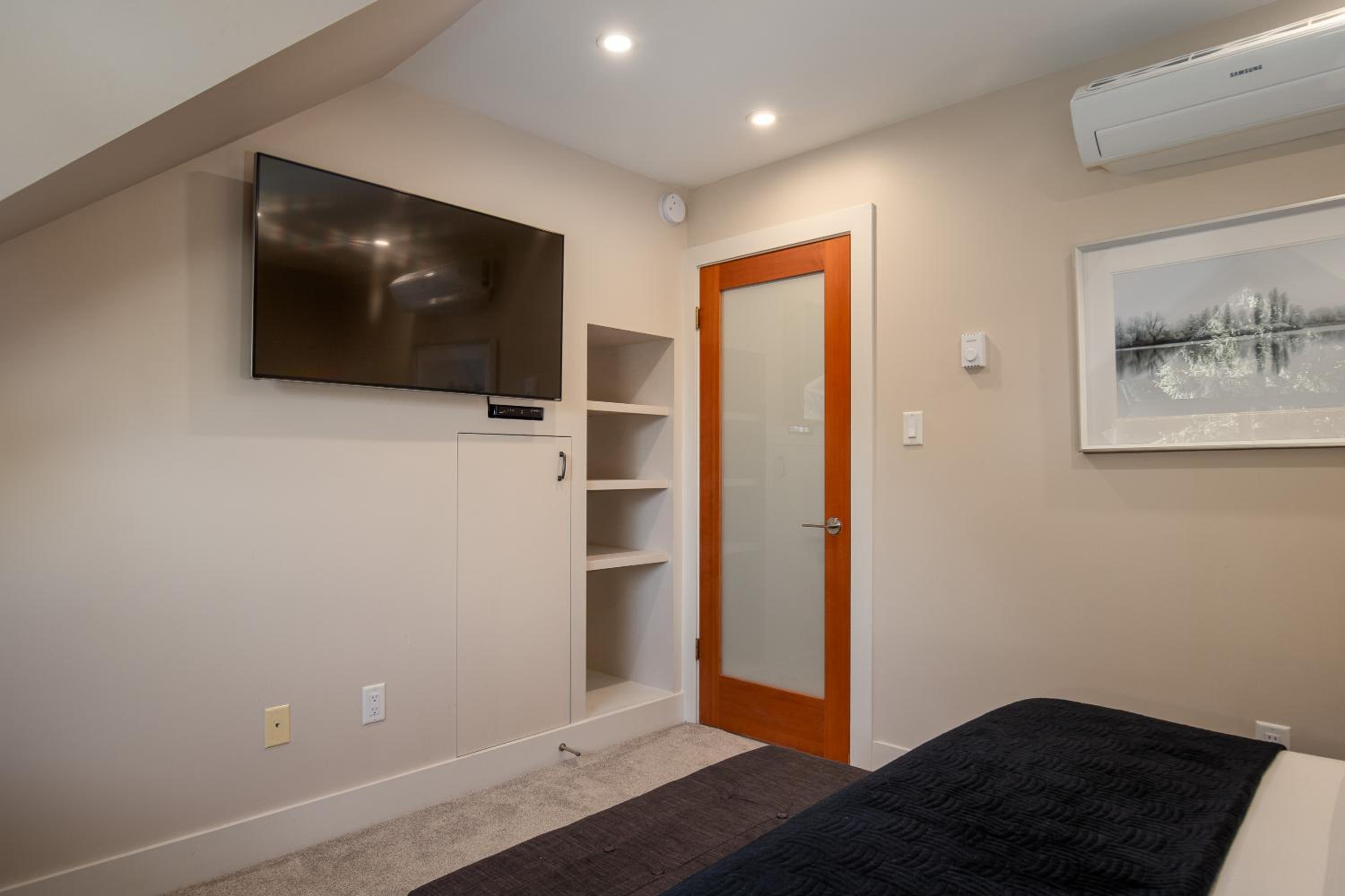 1BR plus Two Dens in The Gables, Epic Location Near Gondolas, Private Balcony, Fireplace, Parking