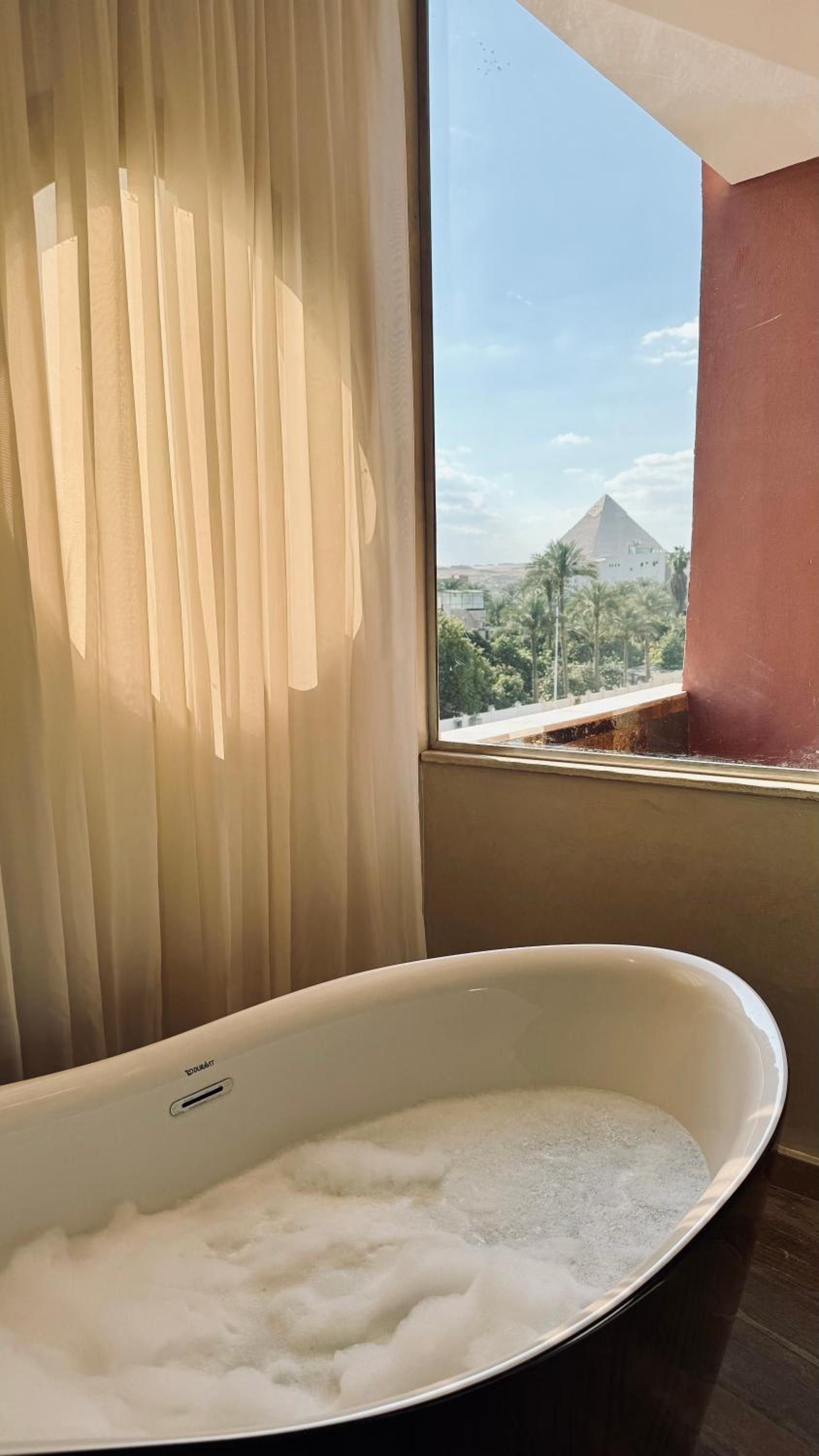 Almas Pyramids View Hotel