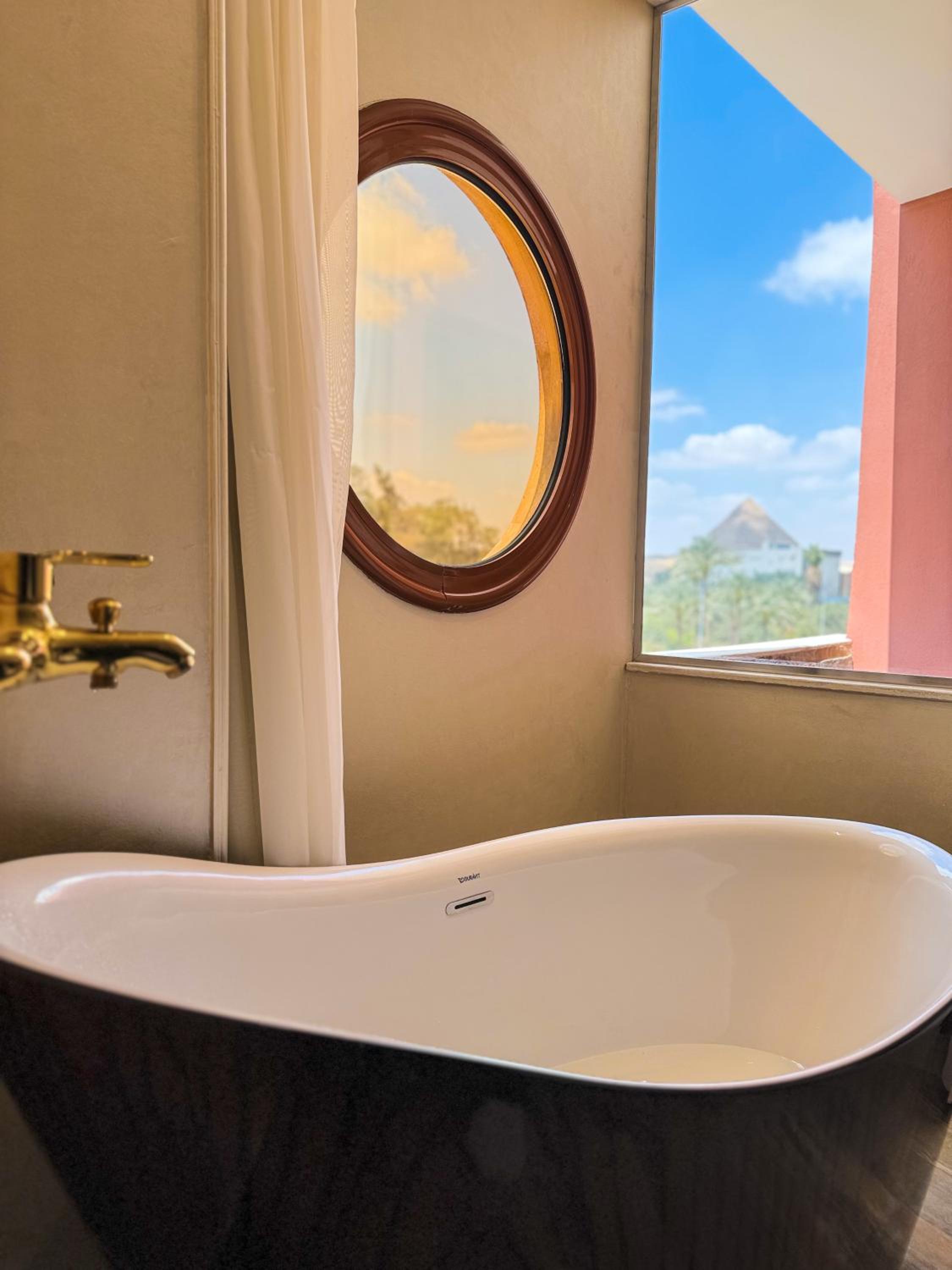 Almas Pyramids View Hotel