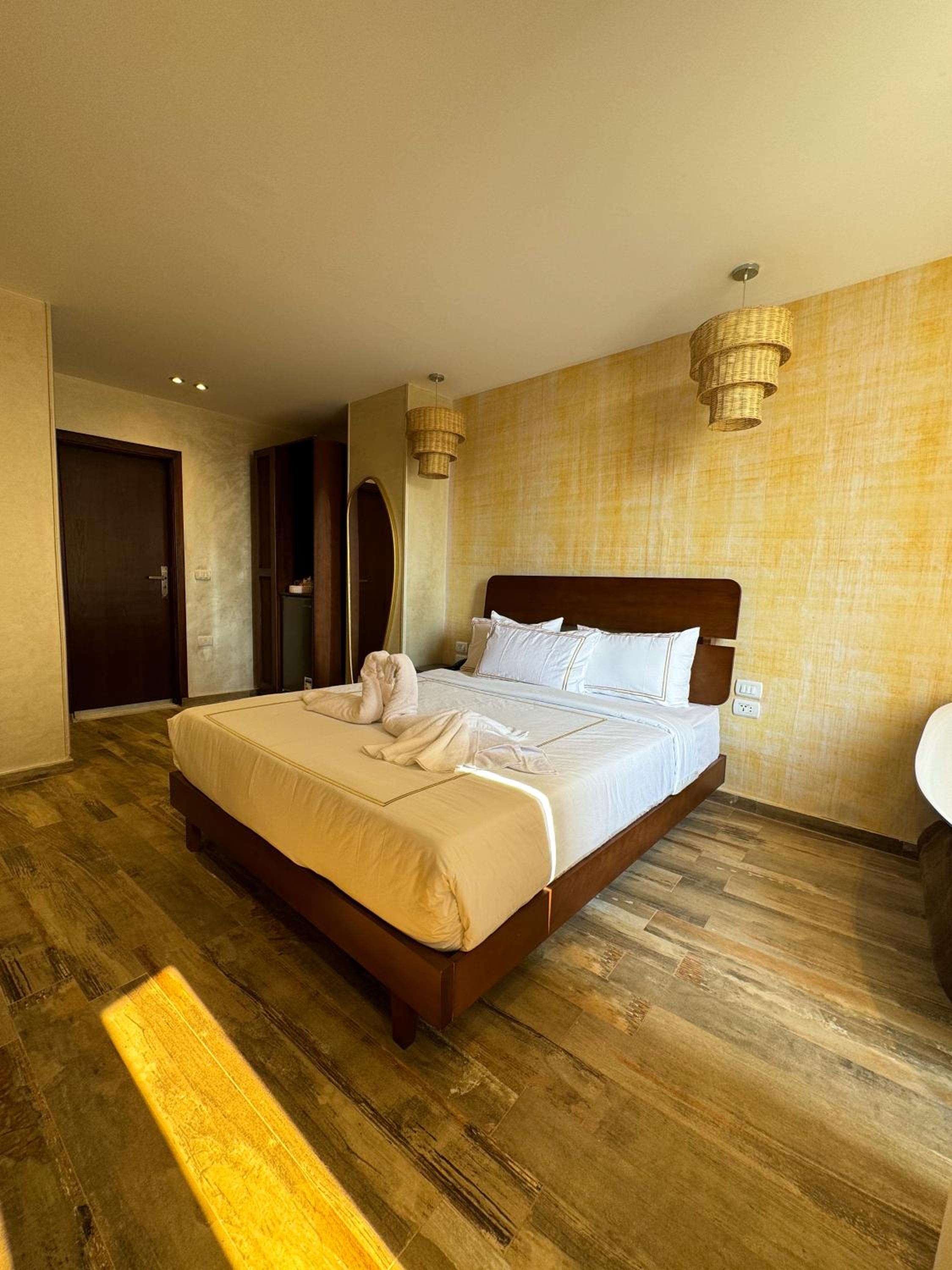 Almas Pyramids View Hotel