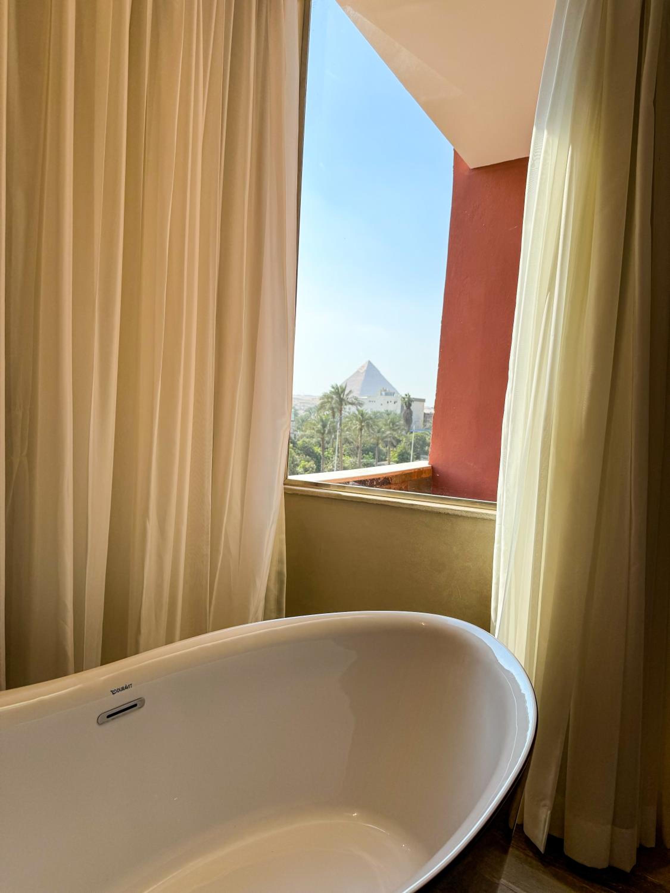 Almas Pyramids View Hotel