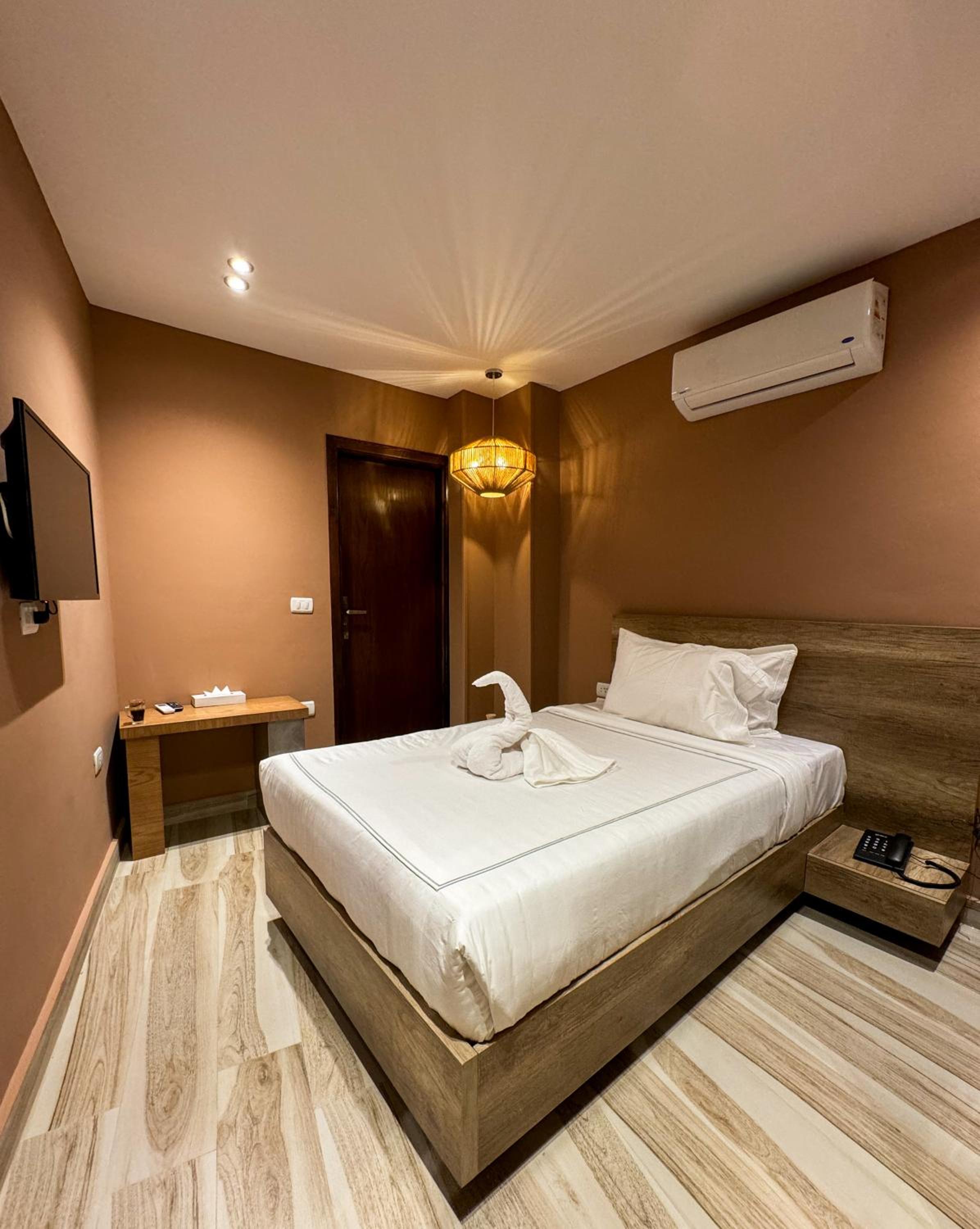 Almas Pyramids View Hotel