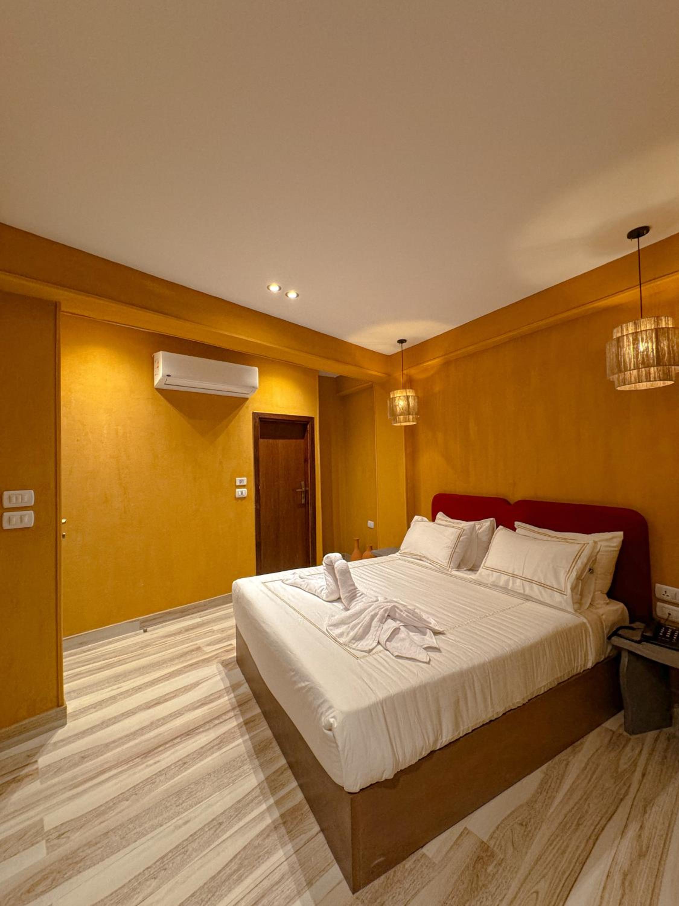 Almas Pyramids View Hotel