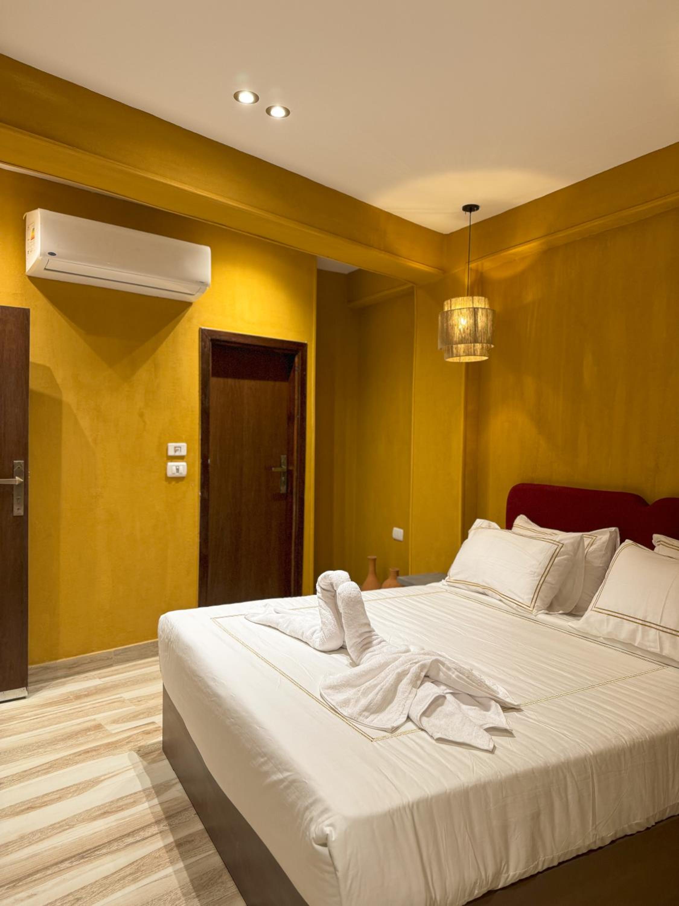 Almas Pyramids View Hotel