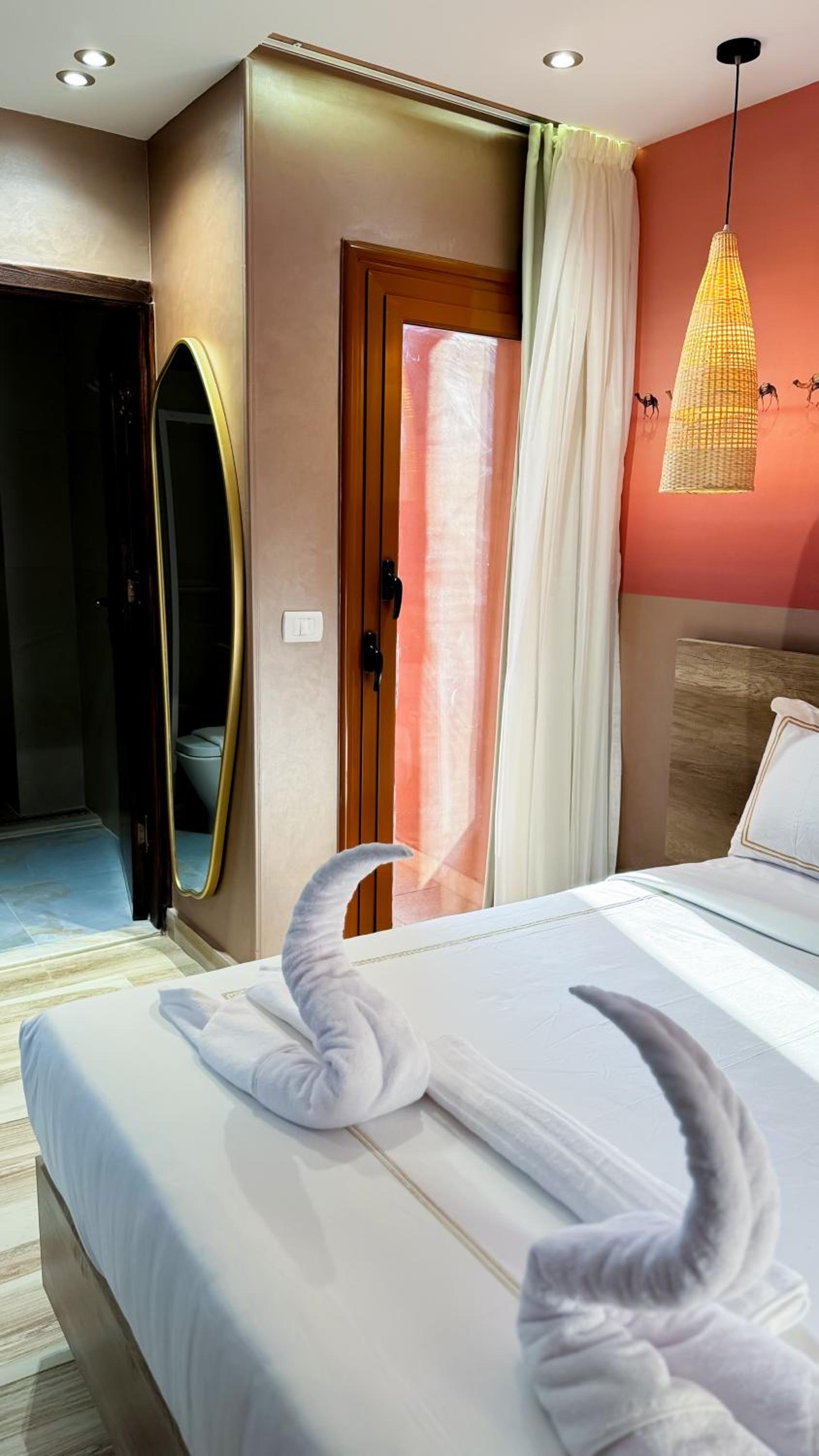 Almas Pyramids View Hotel