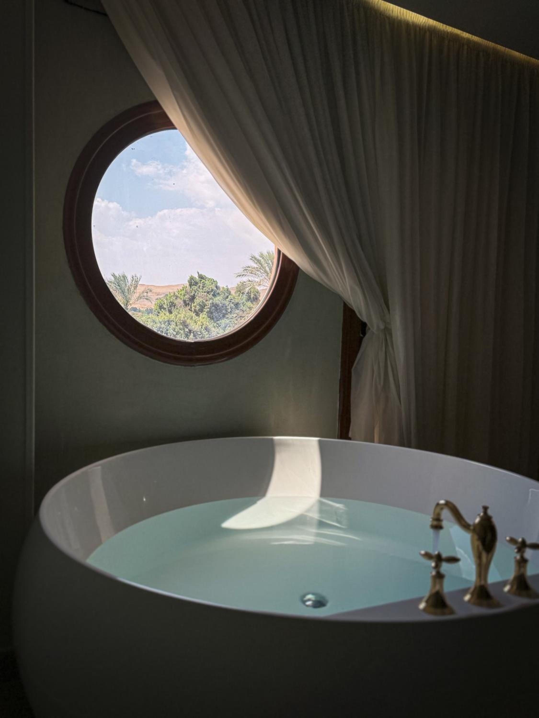 Almas Pyramids View Hotel