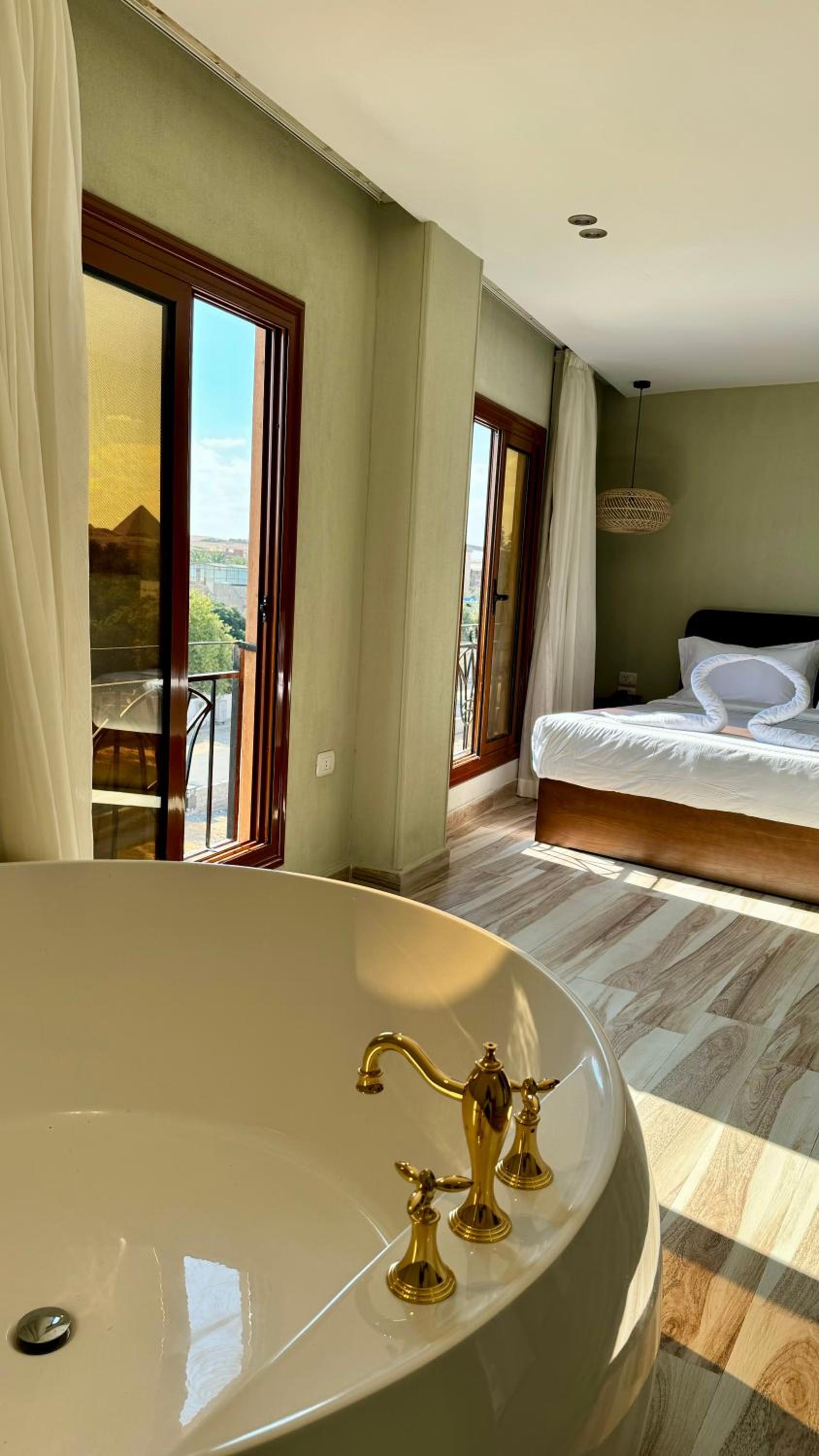 Almas Pyramids View Hotel