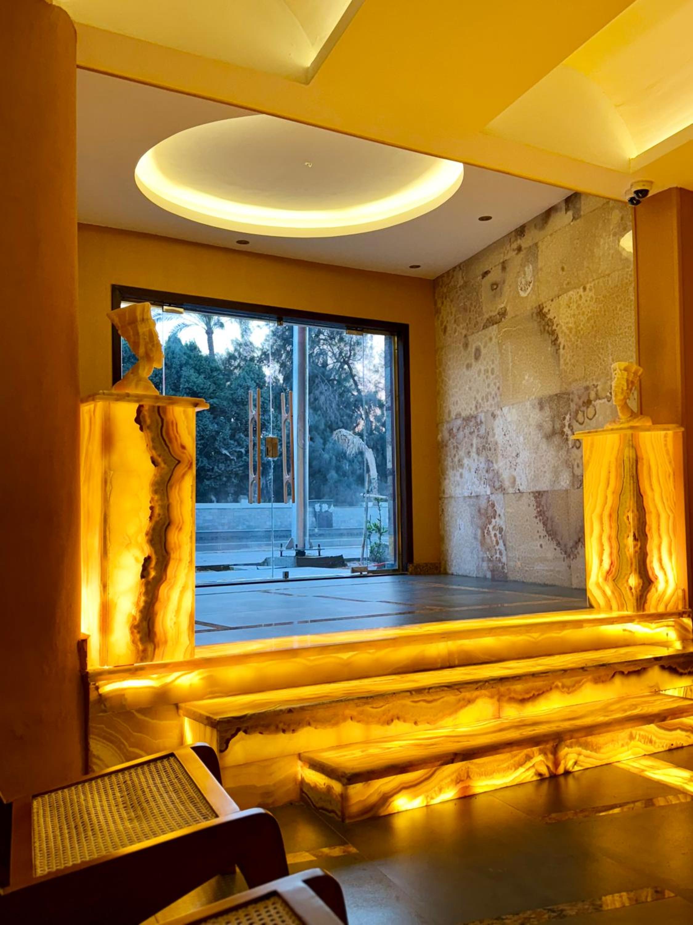 Almas Pyramids View Hotel