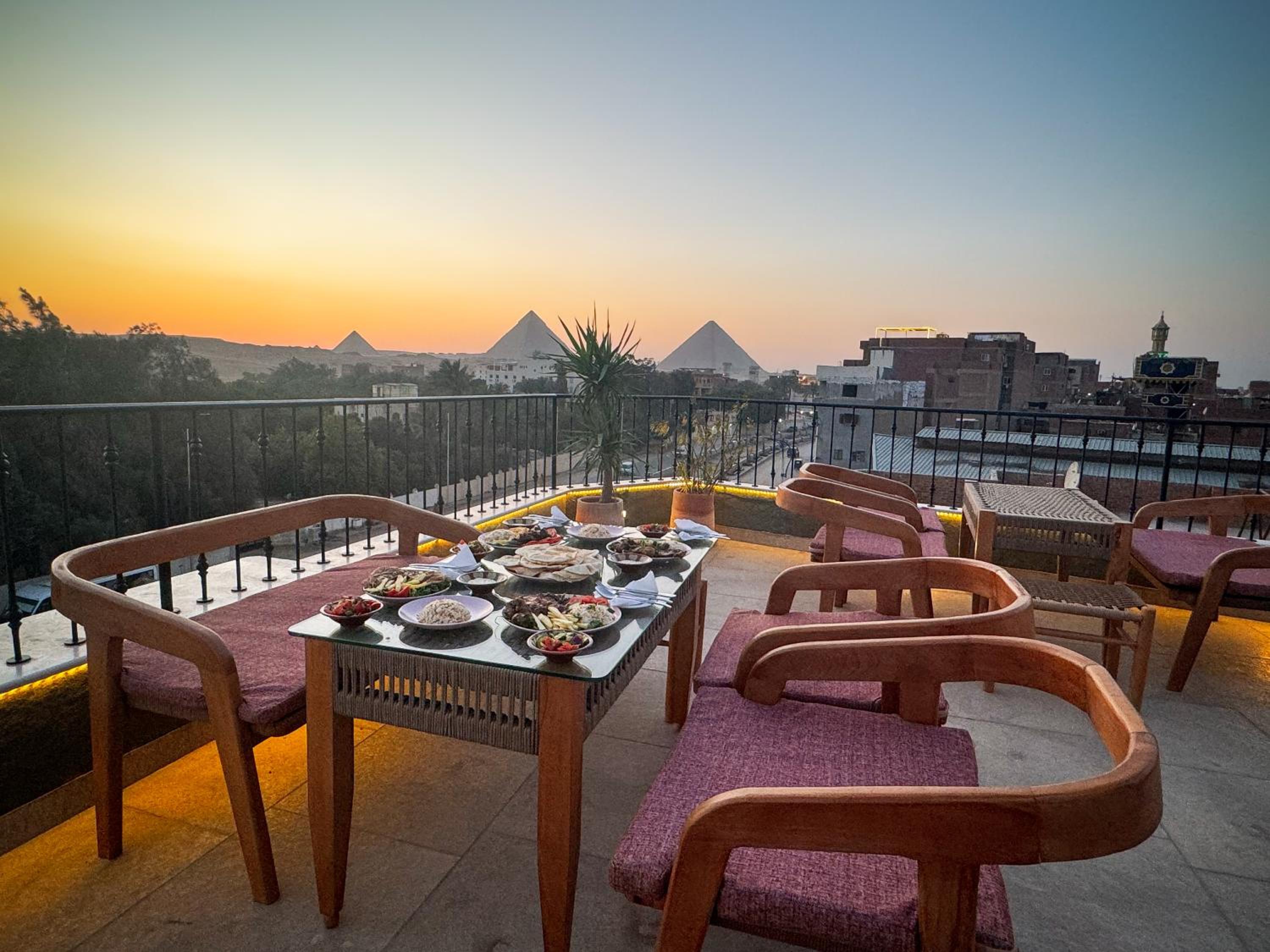 Almas Pyramids View Hotel