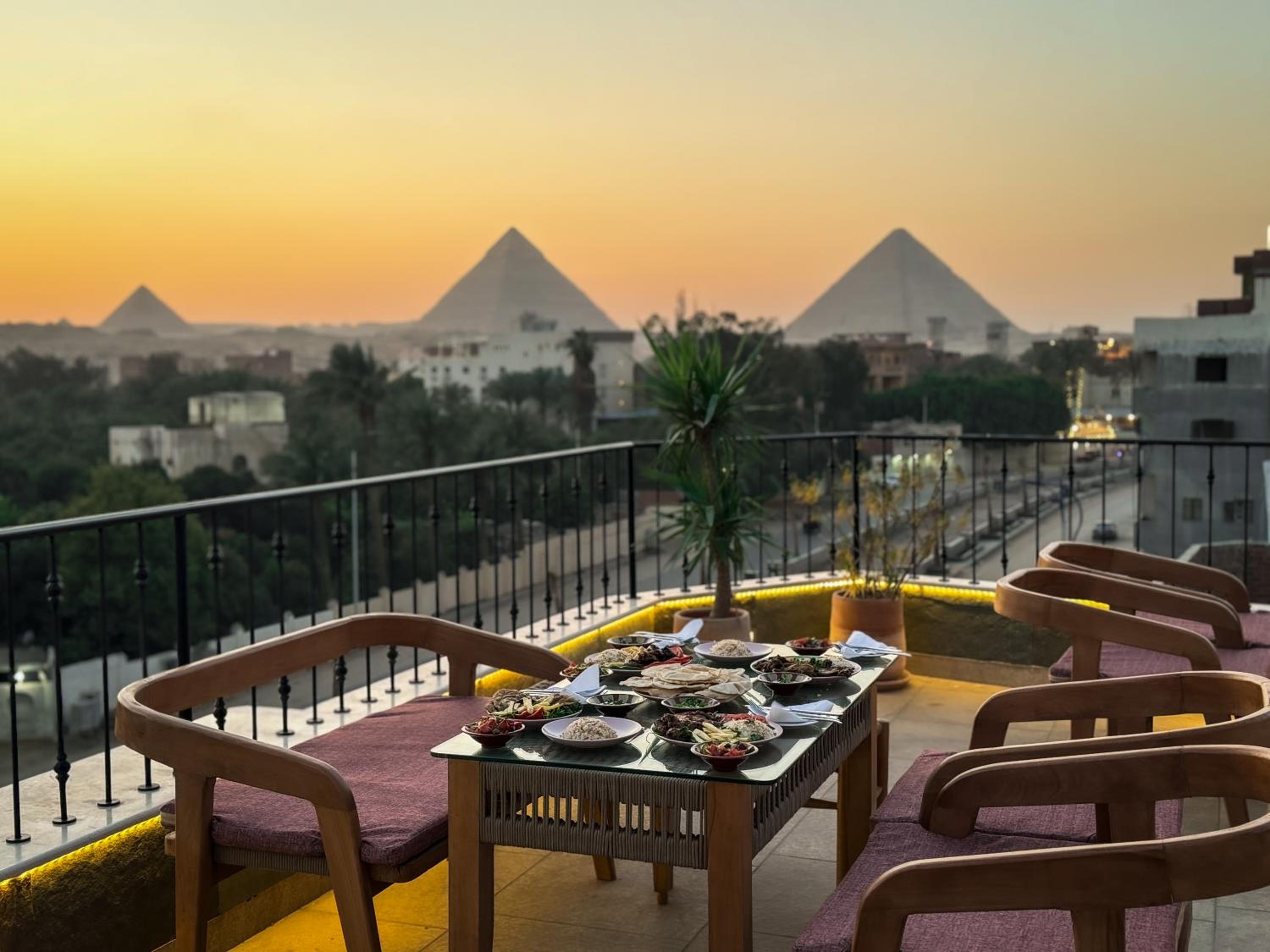 Almas Pyramids View Hotel