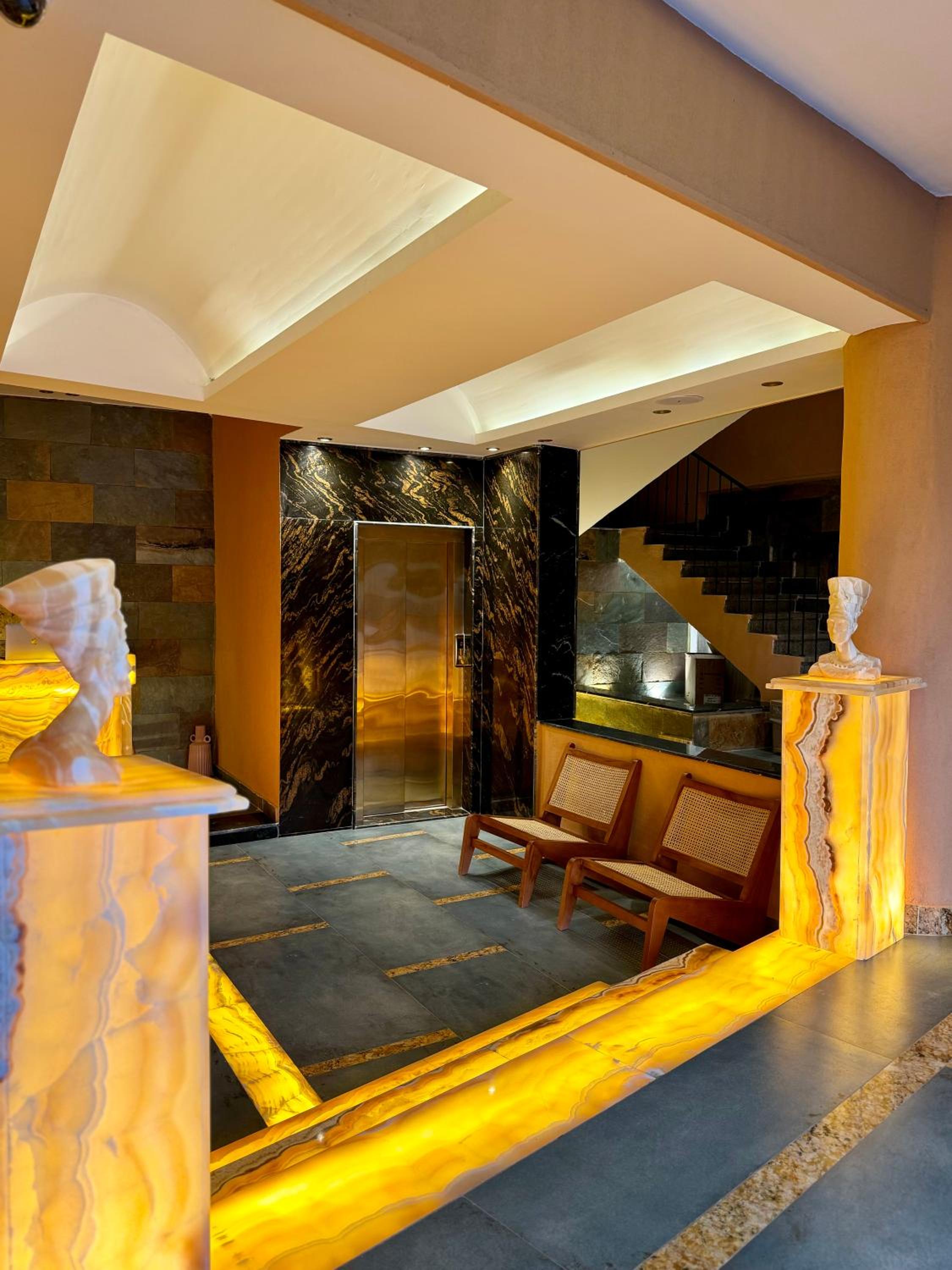 Almas Pyramids View Hotel