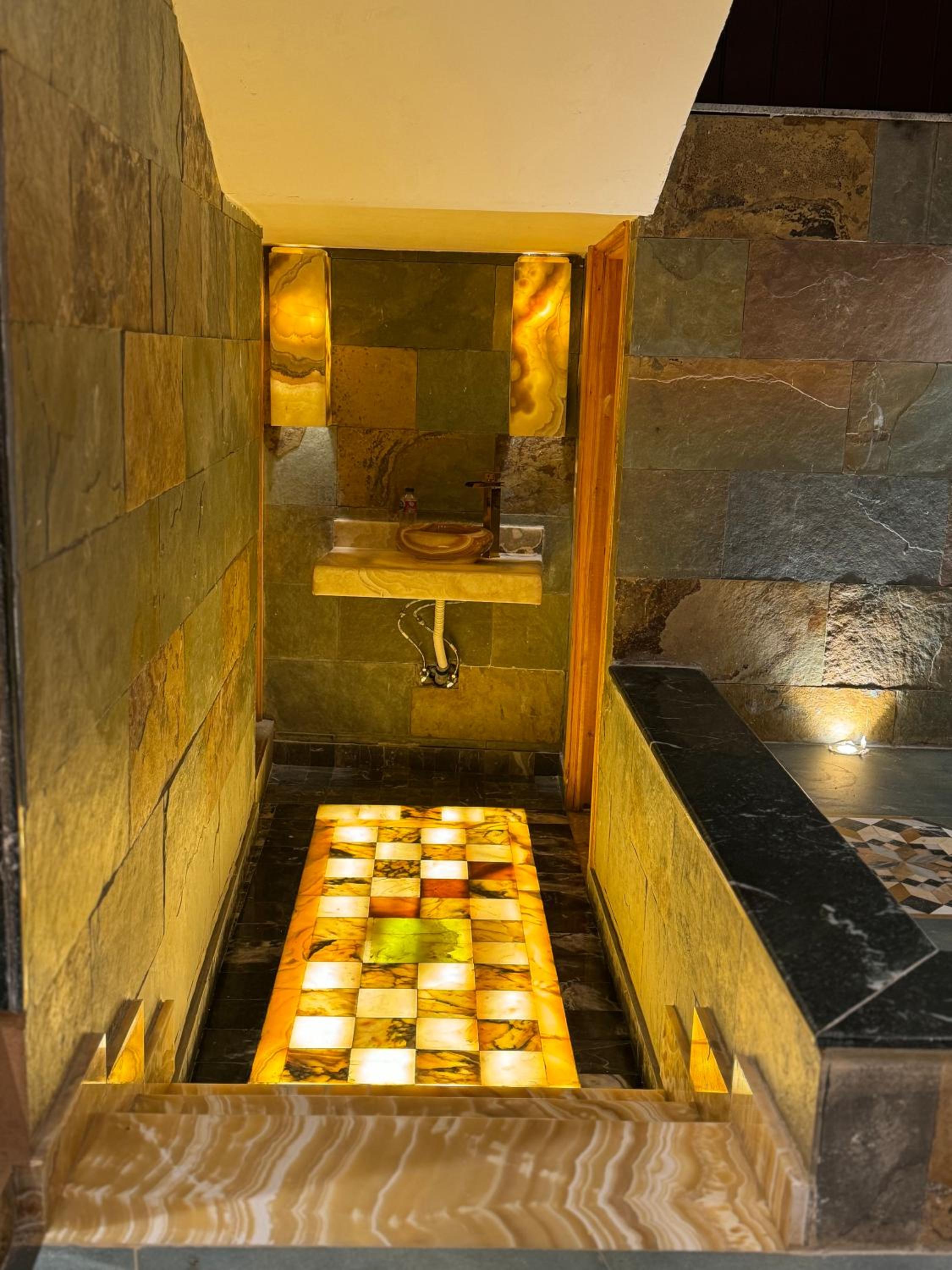 Almas Pyramids View Hotel