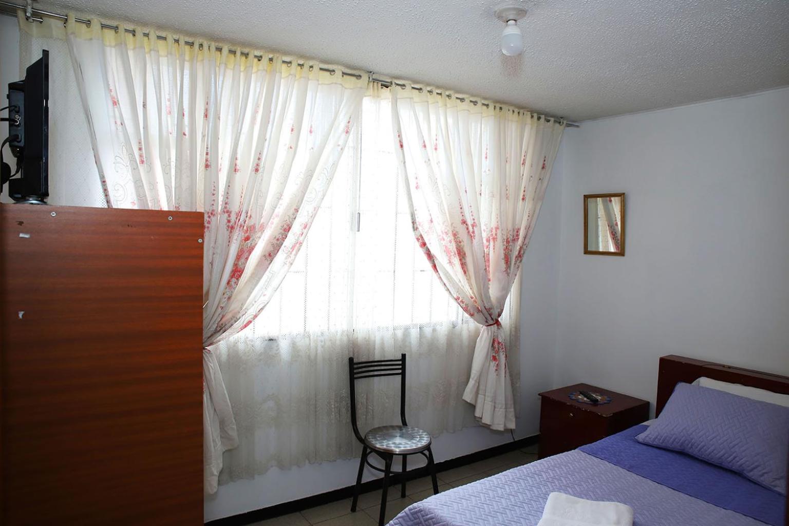 Habitación grande con iluminación natural, central