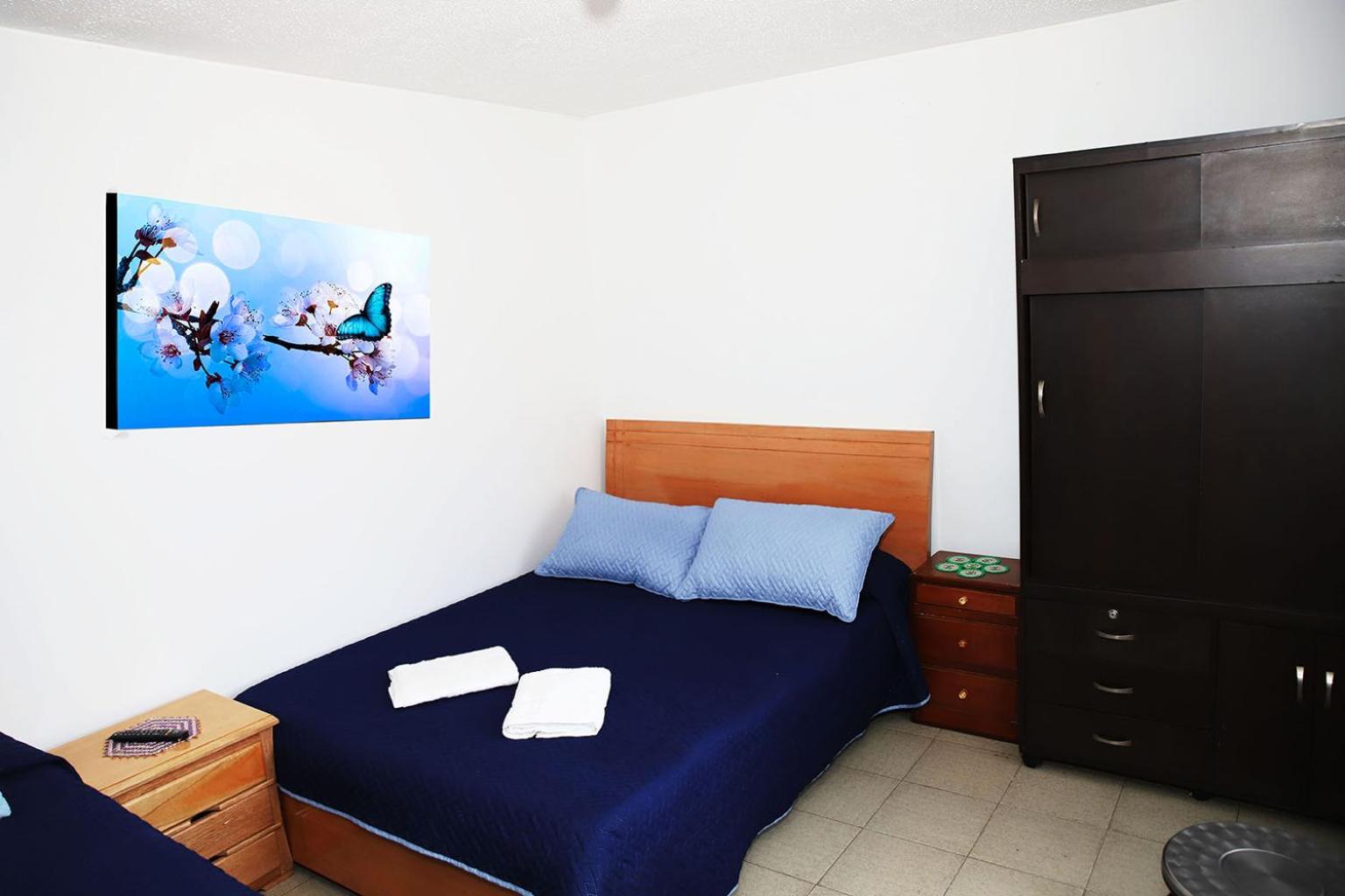 Habitación grande con iluminación natural, central