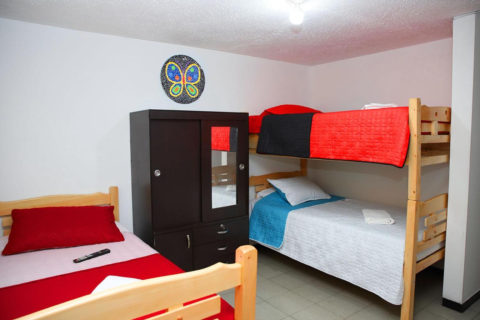 Habitación grande con iluminación natural, central